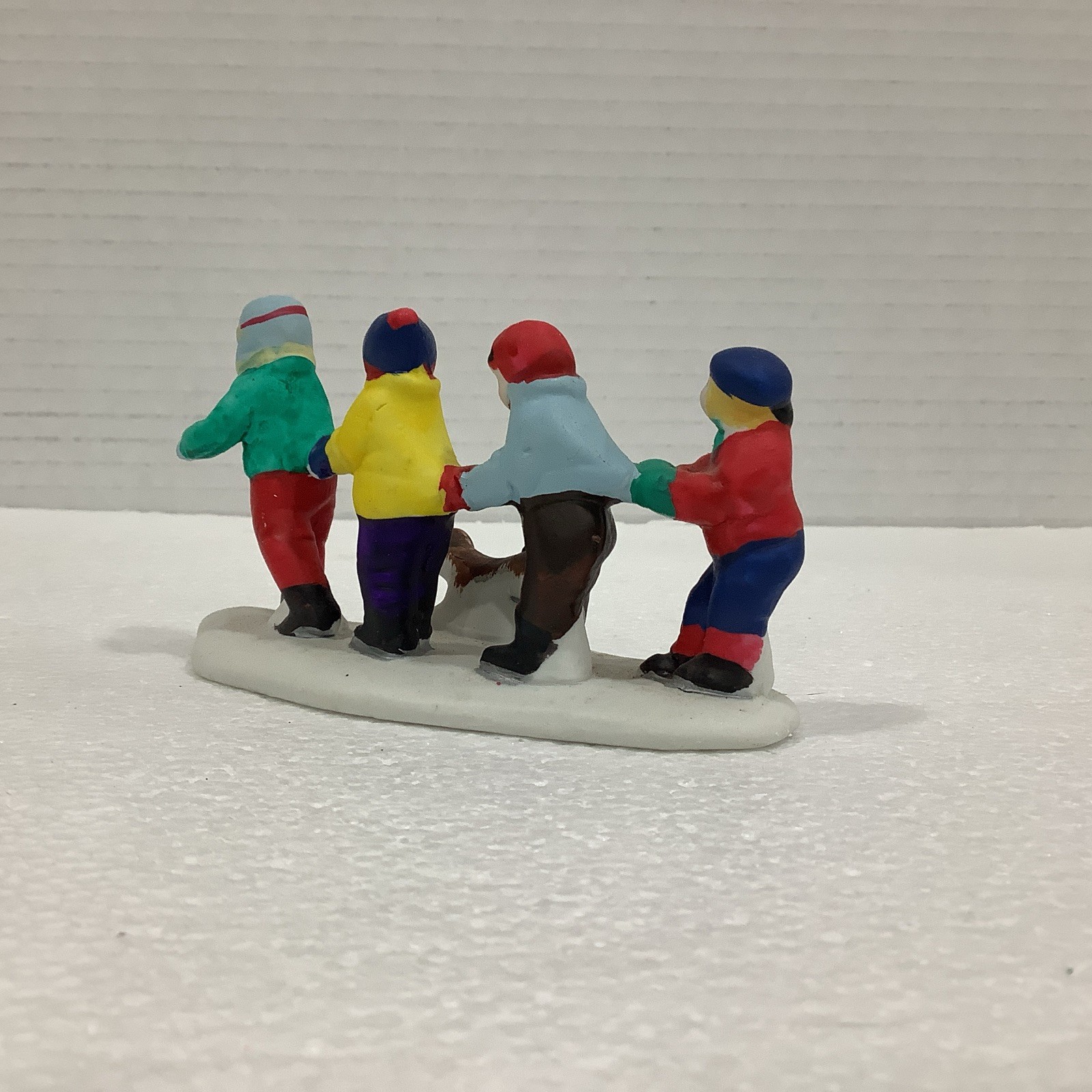 Lemax Hearthside Village 53142 Porcelain Train Of Skaters 1995 Accessory