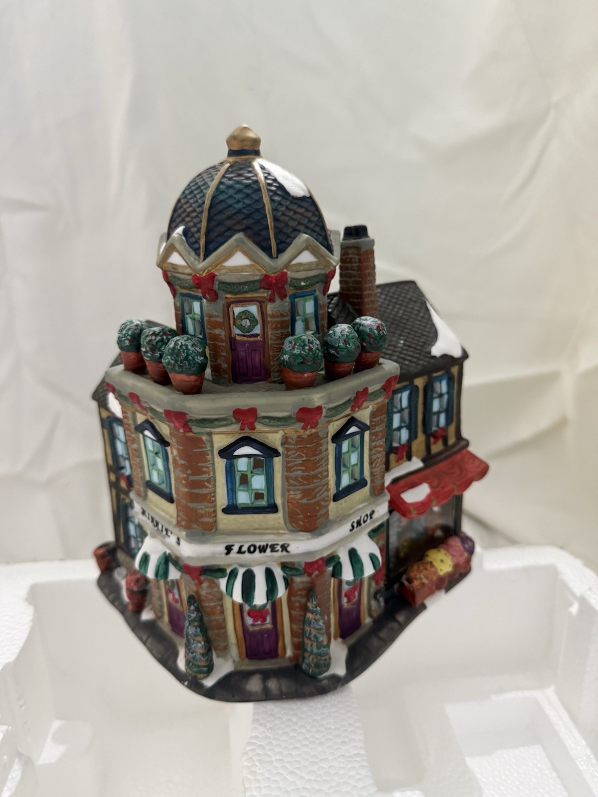 Grandeur Noel Victorian Christmas Village 34pc Set, Illuminated Porcelain, Boxed