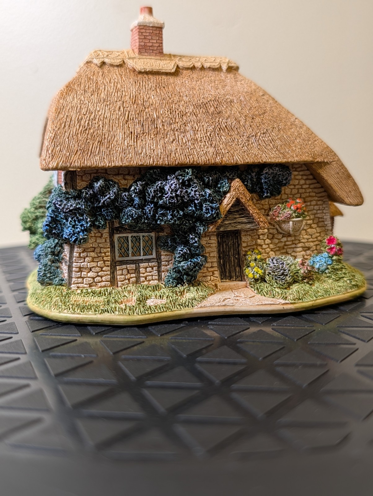 Lilliput Lane Honeysuckle Cottage Trinket Box From The English Collection, 1997