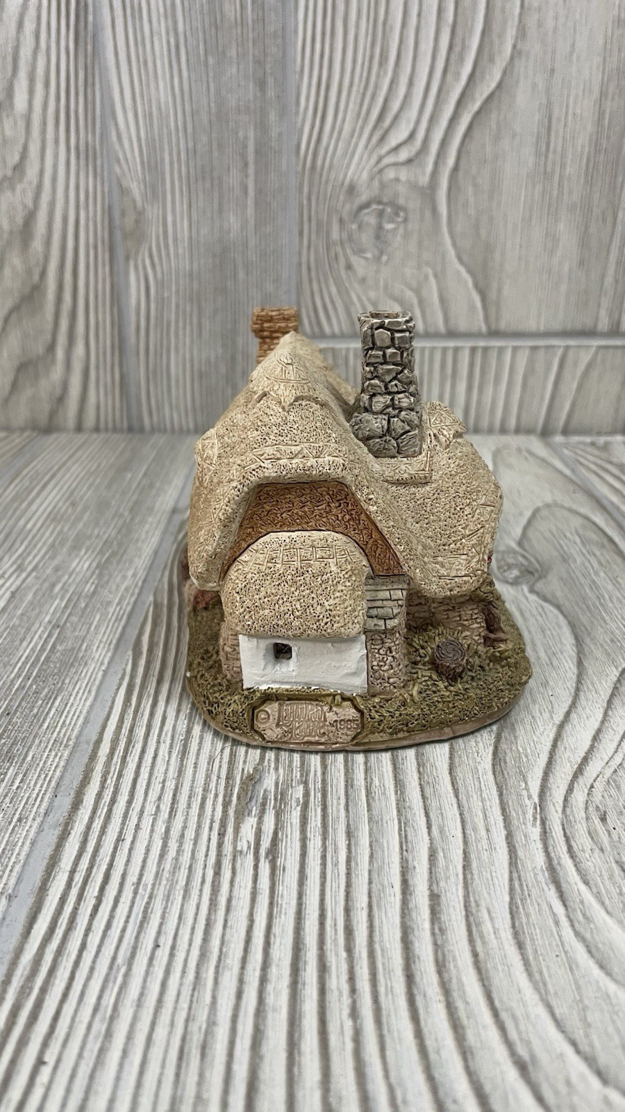 Lilliput Lane “Ostlers Keep” Miniature Thatched Cottage England Miniature w/ Box