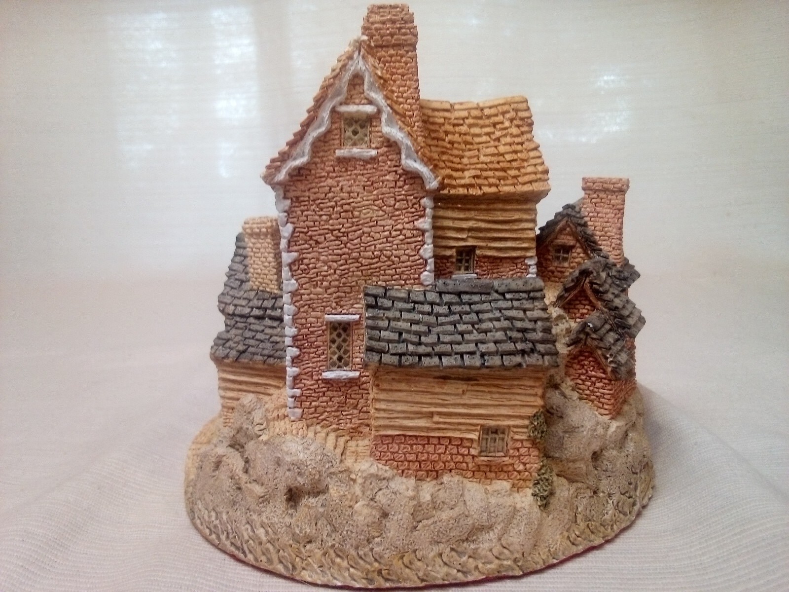 BROOKSIDE HAMLET – by David Winter 1982 with box w/COA Hand Made Hand Painted