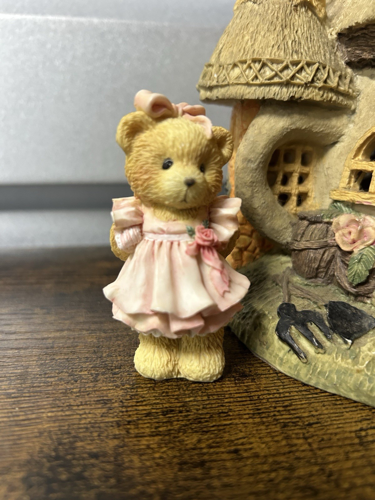 Boyd’s Bears Bearly Built Villages Baileys Cozy Cottage w Teddy Child Of Love