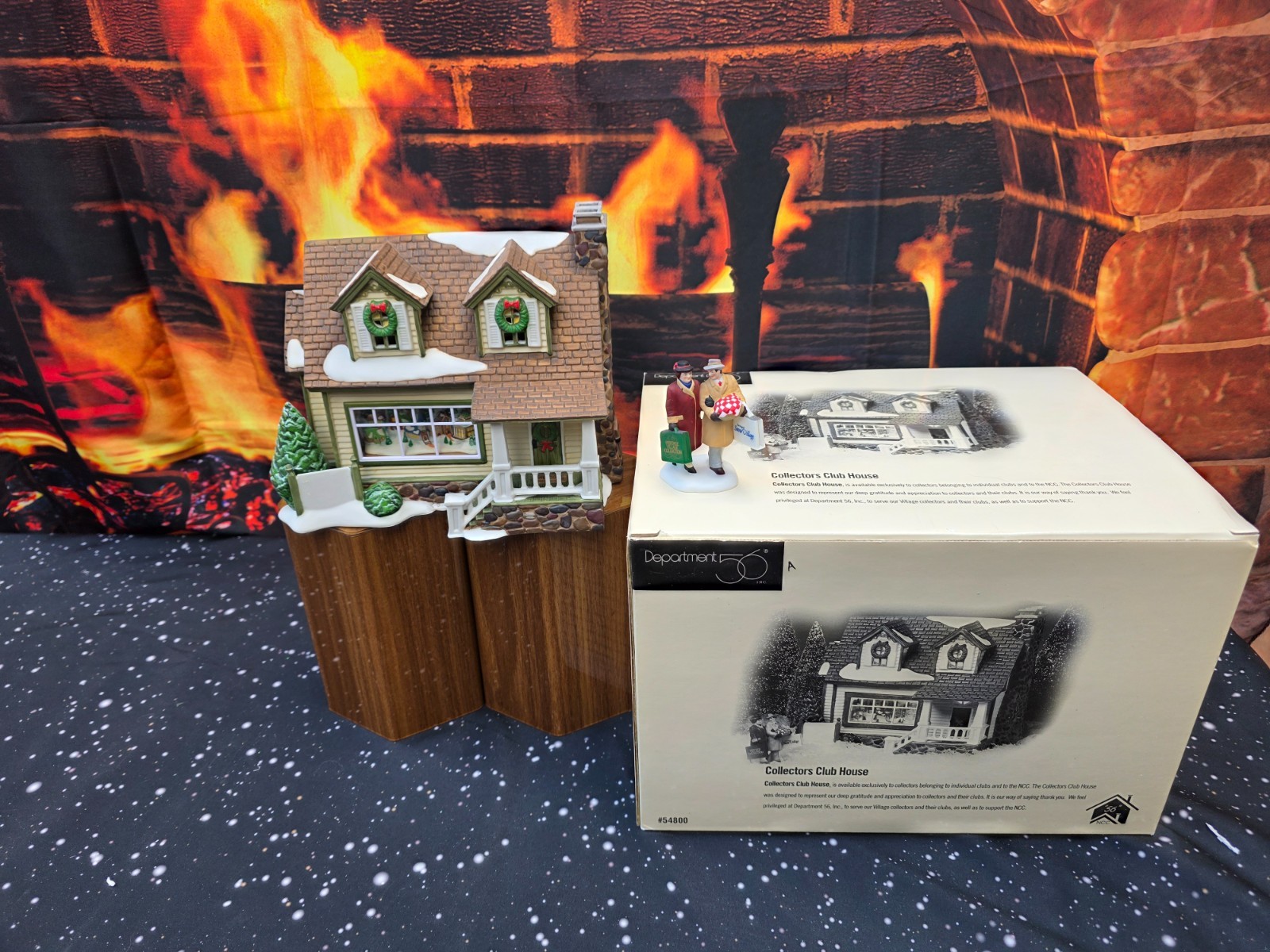 Dept 56 – Collector’s Club House Christmas Village 54800 with figurine