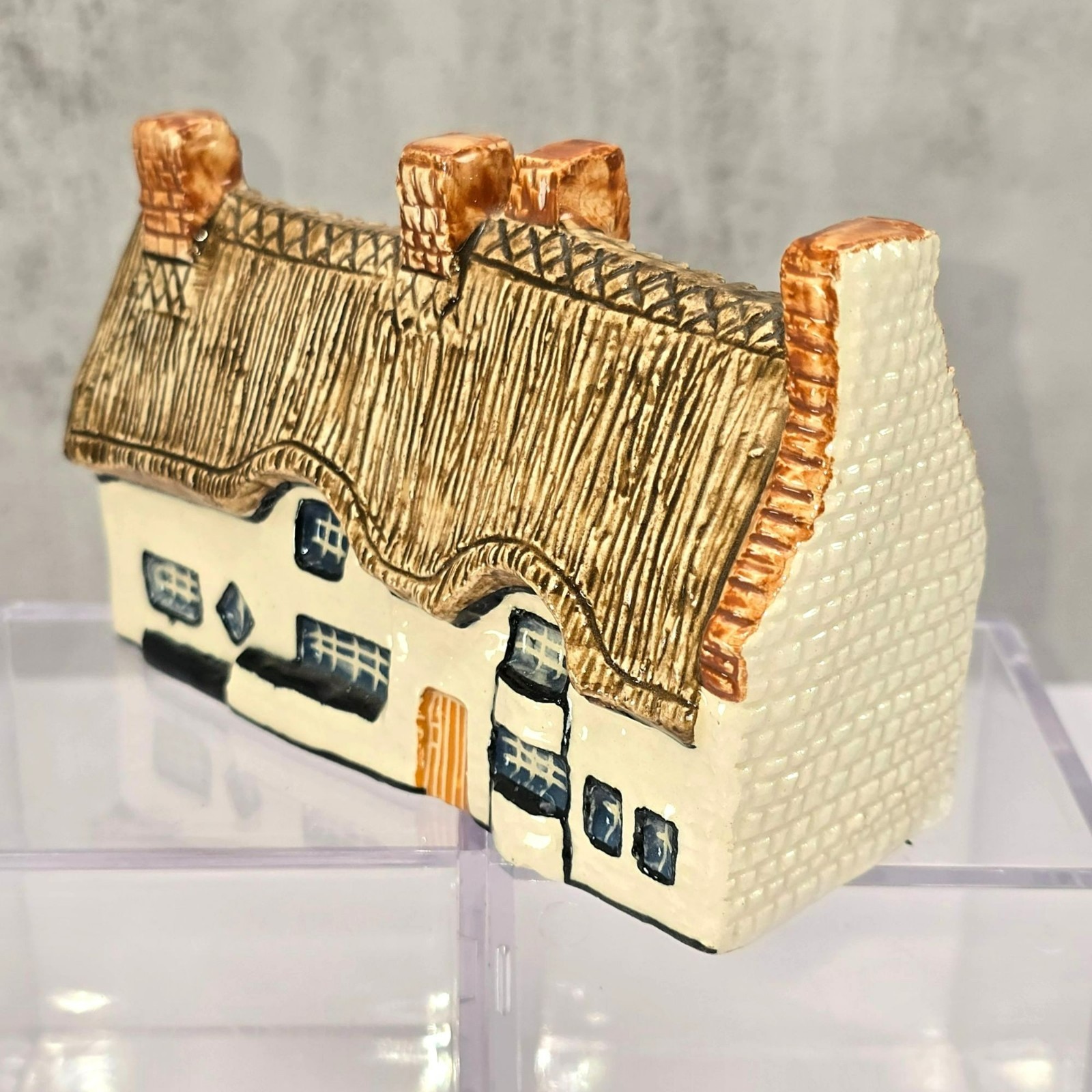 John Putnams Heritage Houses Cruck Cottages Collectible Figurine VL5131