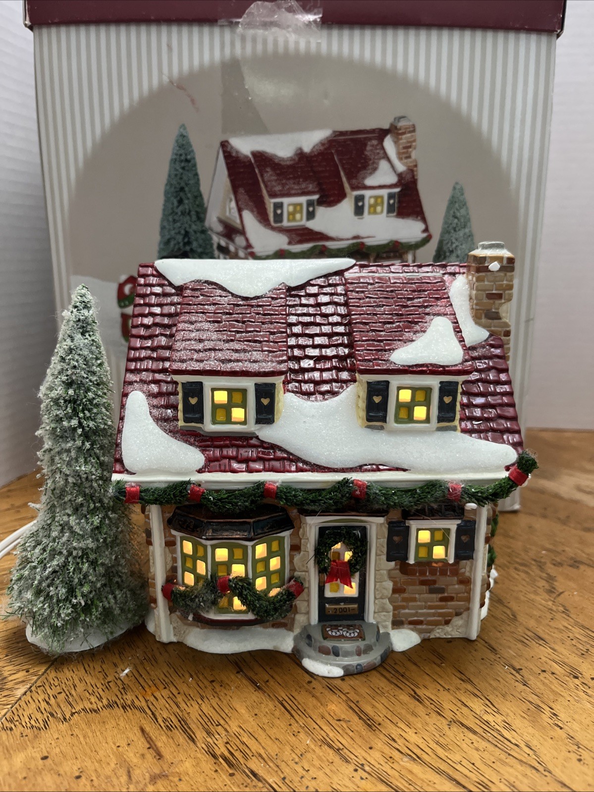 DEPT 56 SANTA BEAR VILLAGE 2001 HOLLYBEARY COURT 05747 House With Light