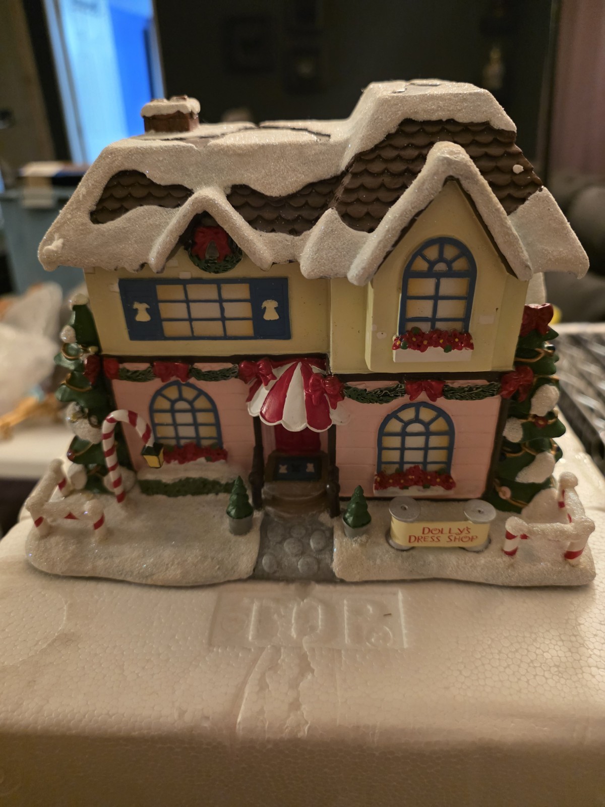 Hawthorne Village Rudolph’s Christmas Town Dolly’s Dress Shop Lighted Boxed 2006