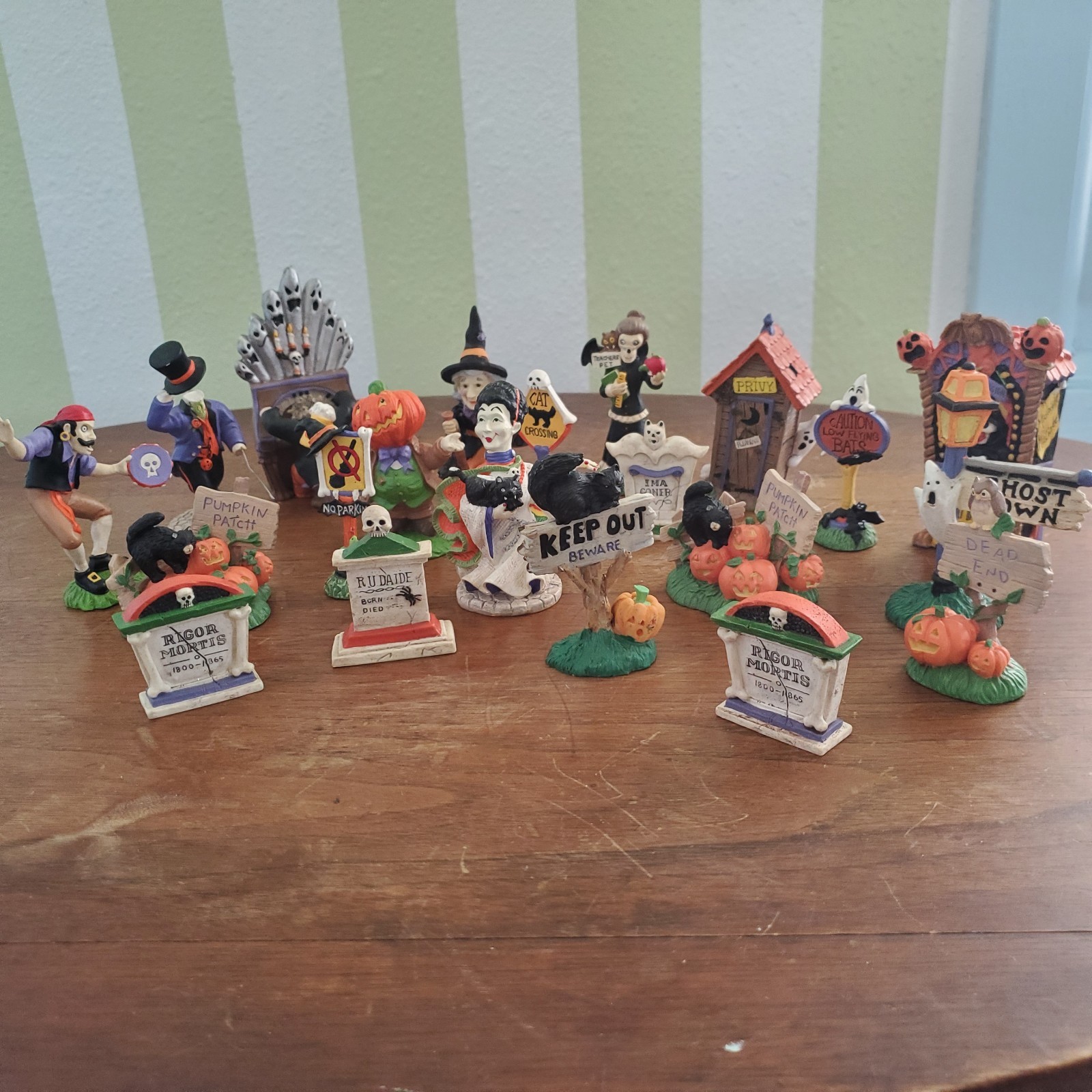 Halloween Midwest Import Of Cannon Falls, Dept 56, And Other Figures (Lot Of 21)