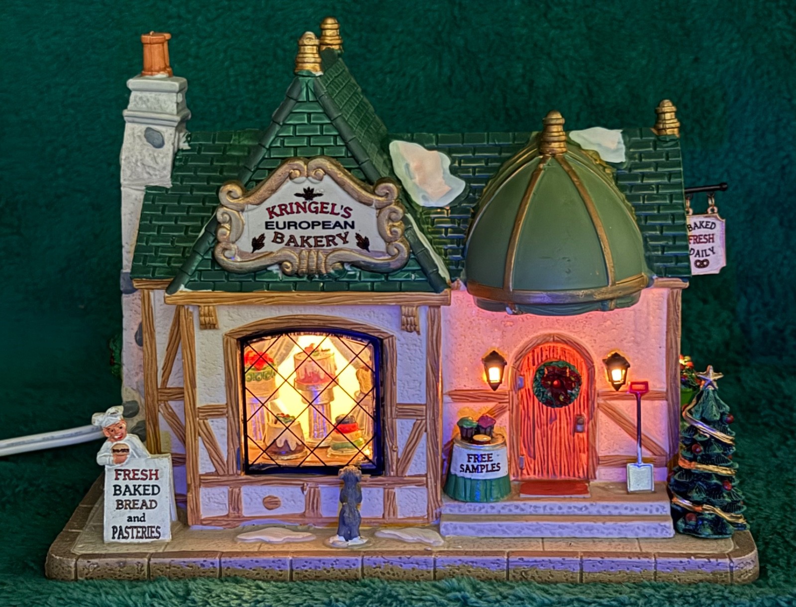 LEMAX KRINGLE’S EUROPEAN BAKERY #35509 LIGHTED CHRISTMAS BUILDING – GREAT w/BOX!