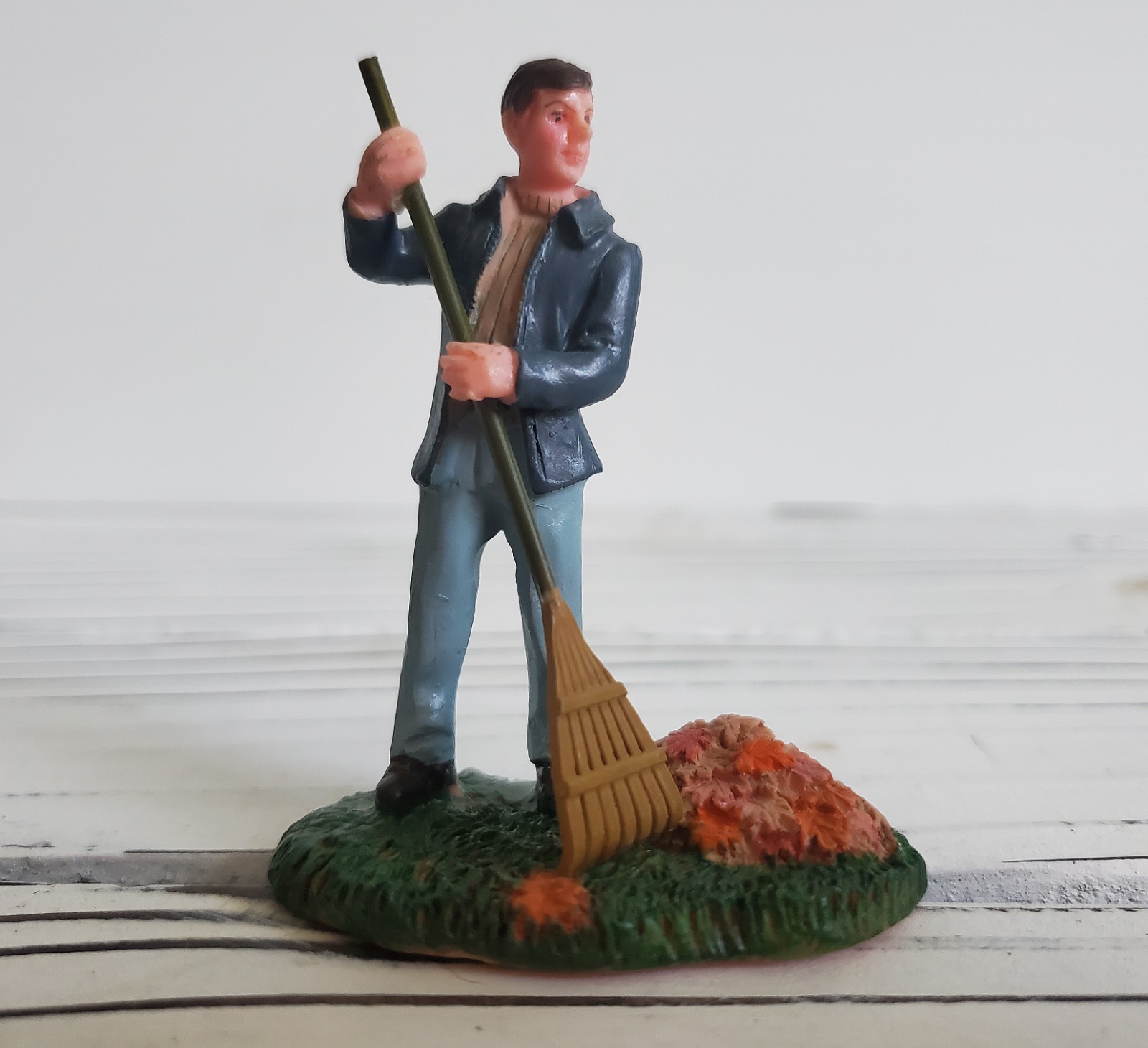 Halloween LEMAX Man Racking Leaves, Village People Resin Figurine