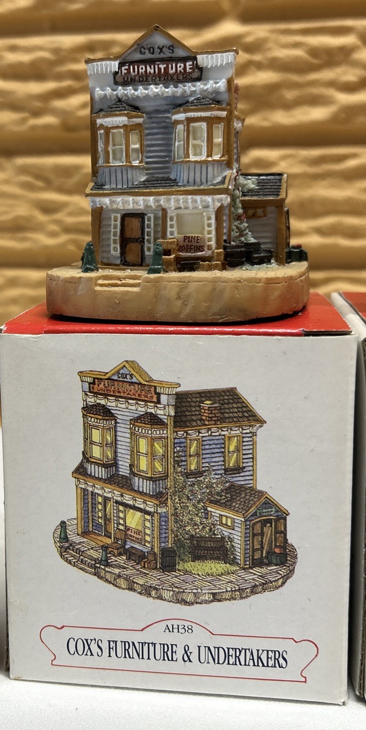 Liberty Falls The Americana Collection Village AH37-AH45, Buildings, Lot 9, EUC!