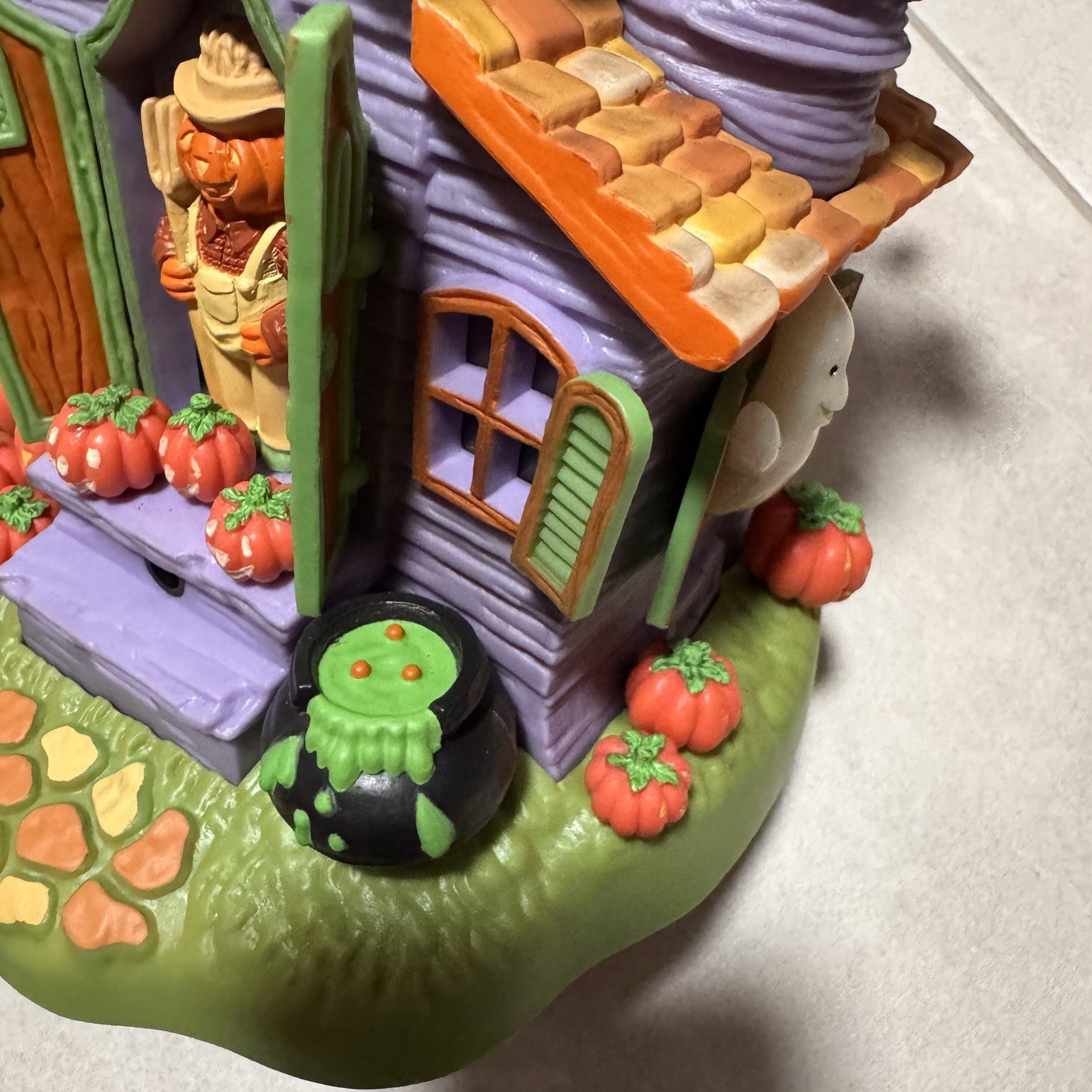 Halloween Haunted House “Boo Drop Inn” Village Motion Lights Sound Boxed