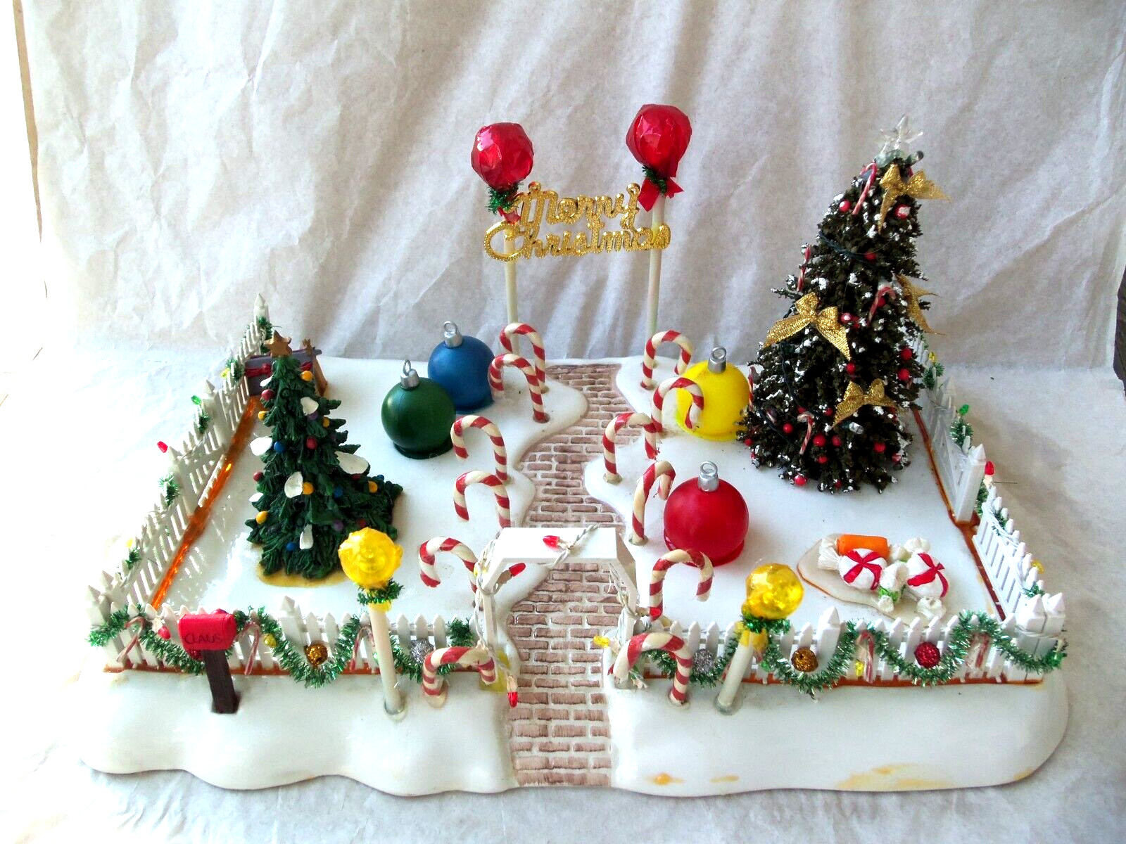 Lemax Candy Cane Lane Village Front Yard! DOES NOT LIGHT UP! BASE ONLY!