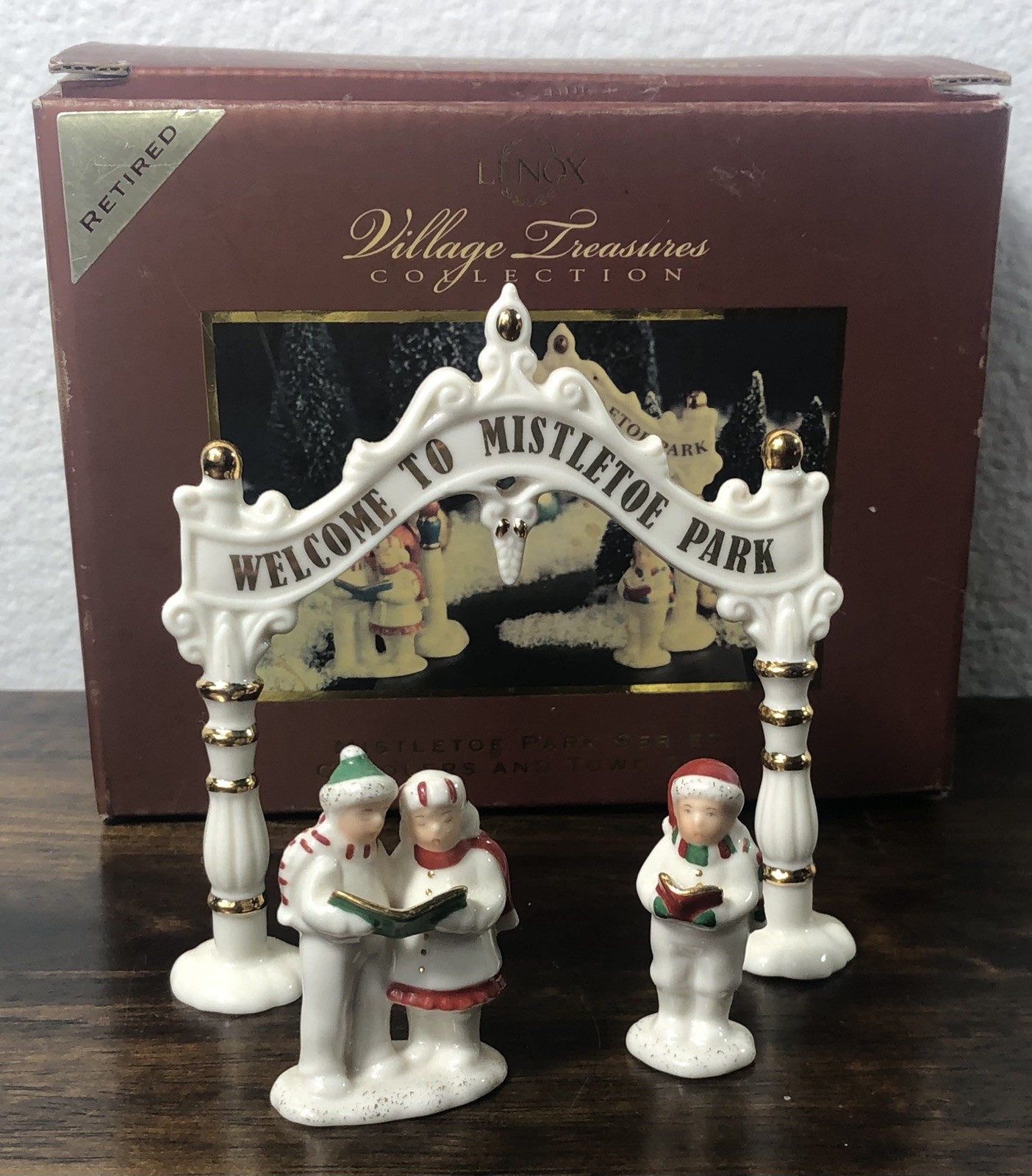 Carolers And Town Sign Lenox Village Treasures Mistletoe Park #6340228 Retired