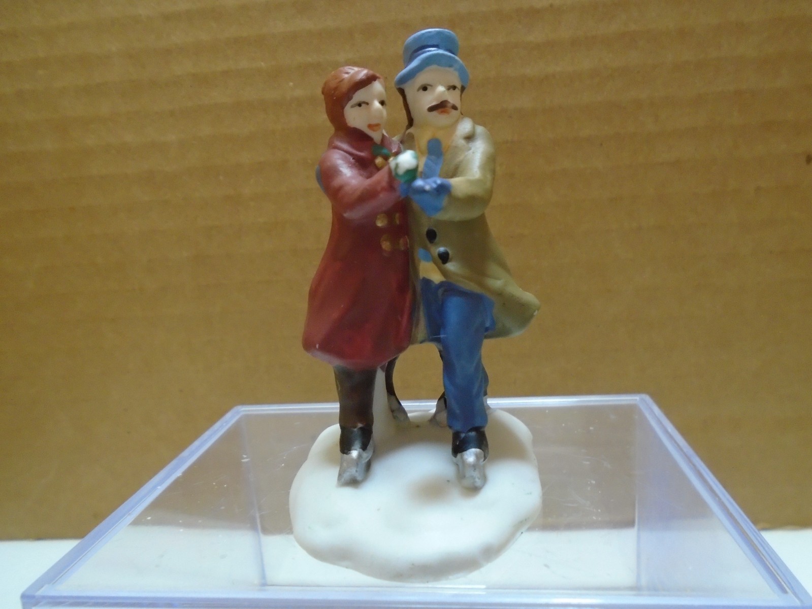 CHRISTMAS VILLAGE MINIATURE MAN & WOMAN ICE SKATING 2.75″ FIGURINE UNBRANDED