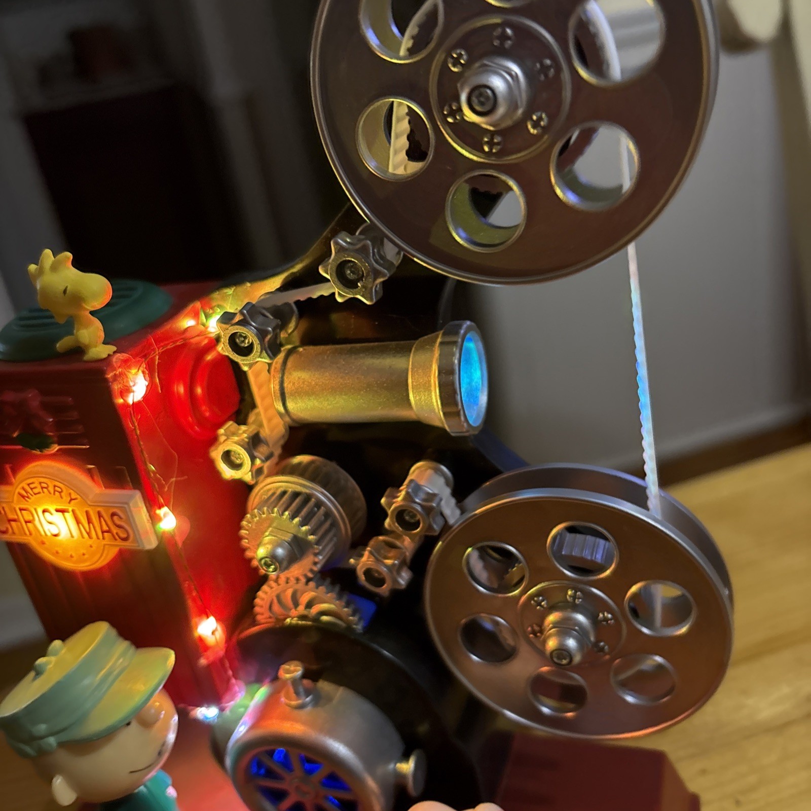 PEANUTS Animated Musical Table Piece Christmas Film Projector Charlie Brown