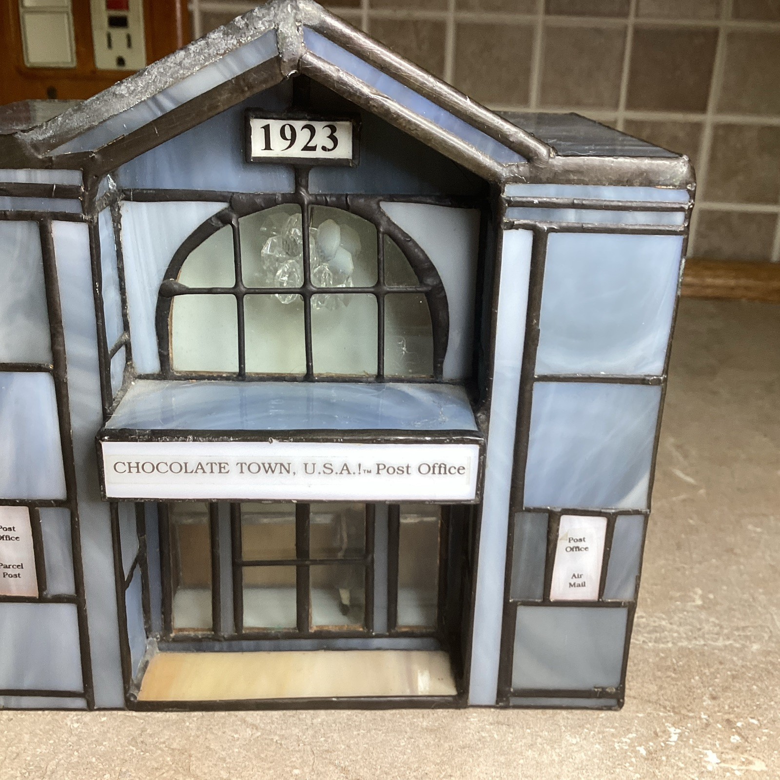 HERSHEY STAINED GLASS -Chocolate Town 1996-post Office – 3 Lights-RUDY BROS.