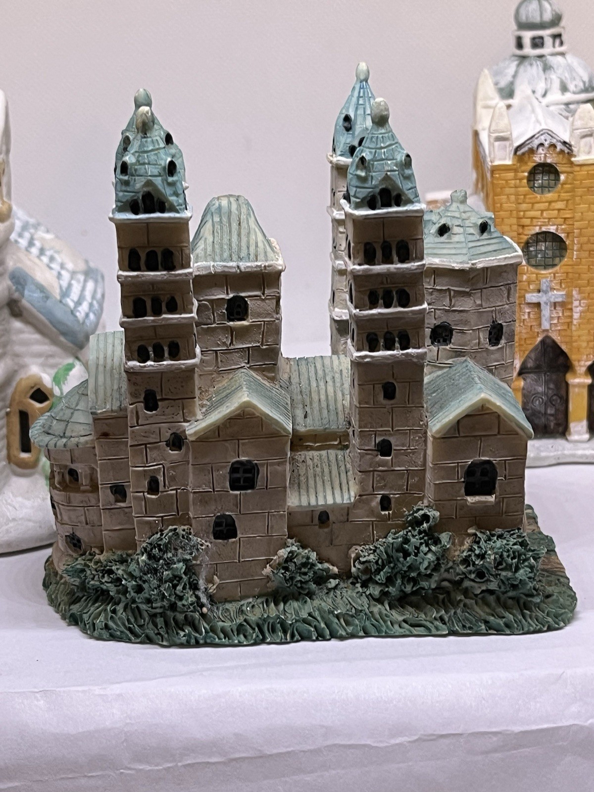 Christmas churches x 3 village display multicolor dimentions in photo’s vguc