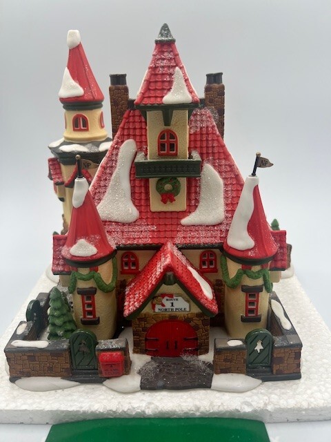 DEPT 56 NORTH POLE SERIES “ROUTE 1 NORTH POLE HOME OF MR & MRS CLAUS” Heritage V