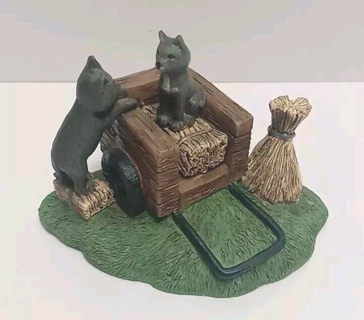 WMG Cats & Hay Wagon Seasonal Figurine, 3-1/2″ X 2-1/4″ X 2-1/4″