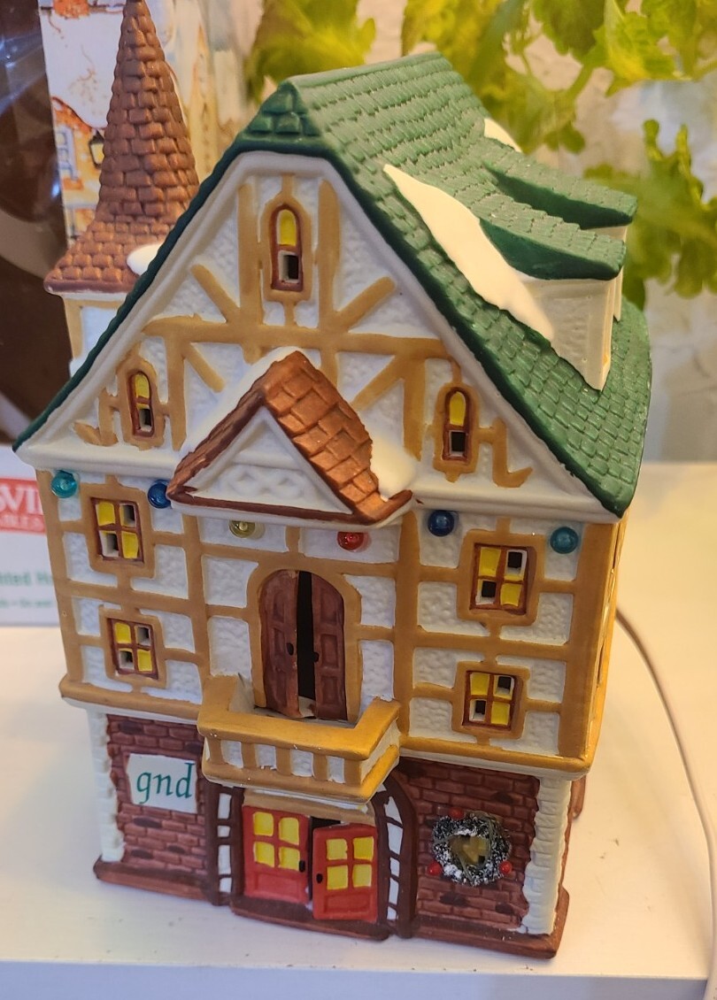 Lighted 3-Story House “GND” 7 5/8″H 5″W 6″D Detailed HP PORCELAIN 1998 NOMA
