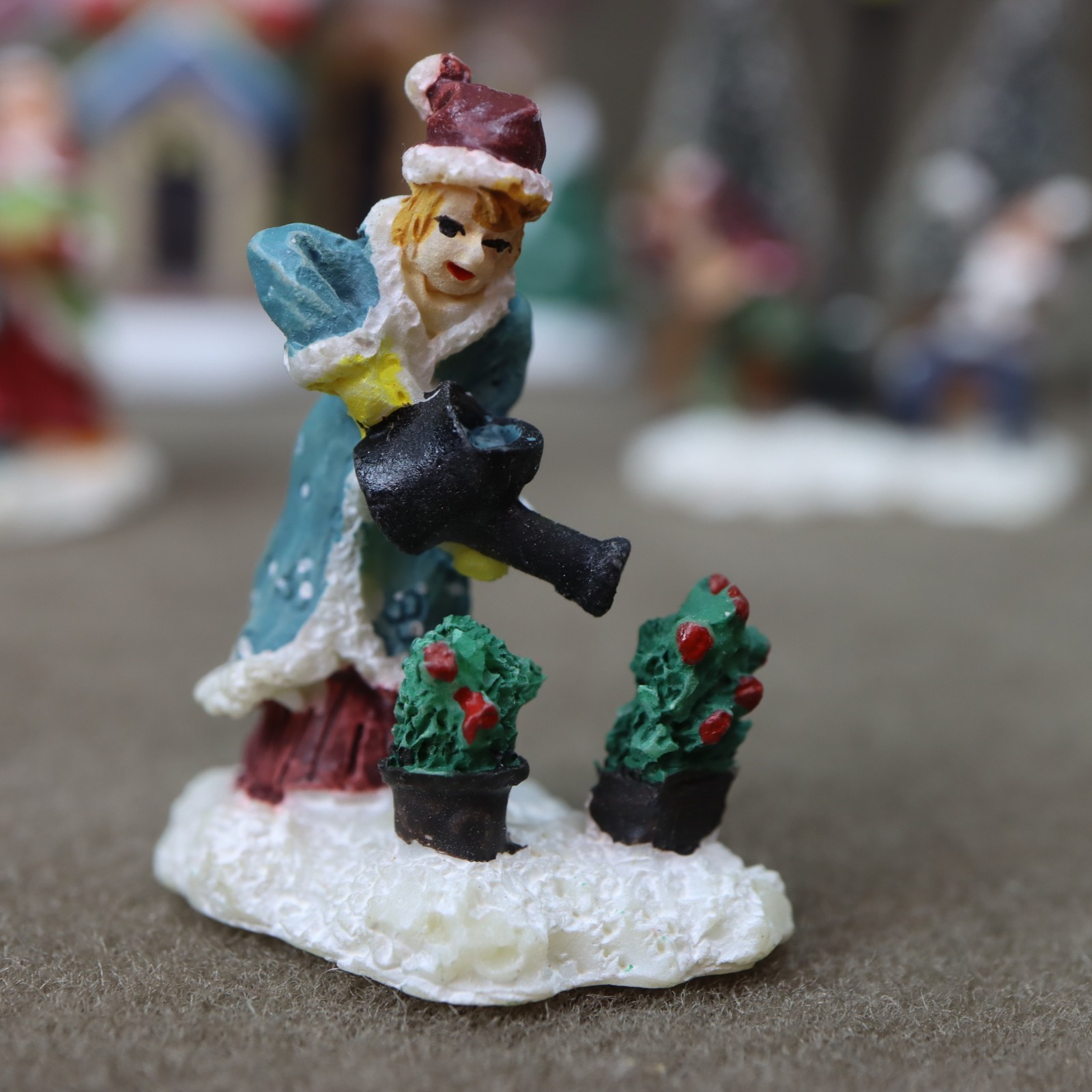 Winter Valley Village 3 Houses 6 Figures trees lamps bulbs original box works