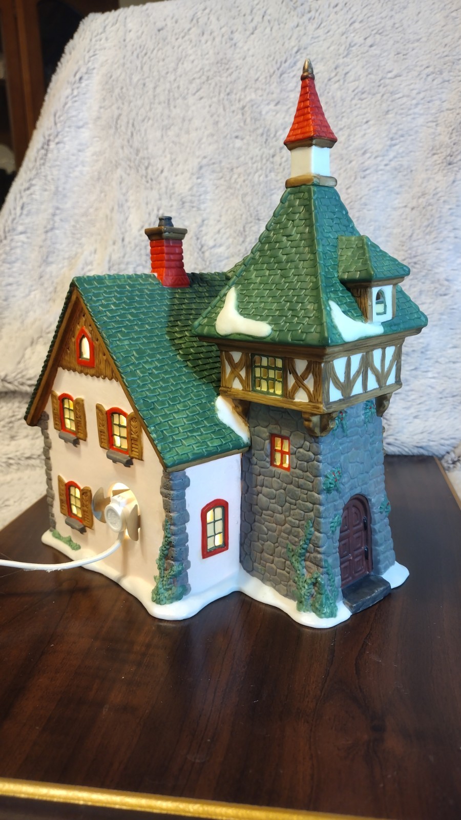 Heartland Valley Village Porcelain Lighted Christmas SANTA’S ICE CREAM SHOP