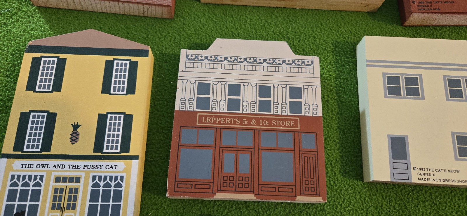 CAT’S MEOW BUILDINGS – SERIES X – VERY GOOD CONDITION – 10 PIECES WITH BAG