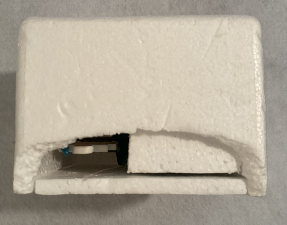 DEPT 56 KRISPY KREME DOUGHNUT SHOP SNOW VILLAGE ORNAMENT NIB-NEVER USED! #55163