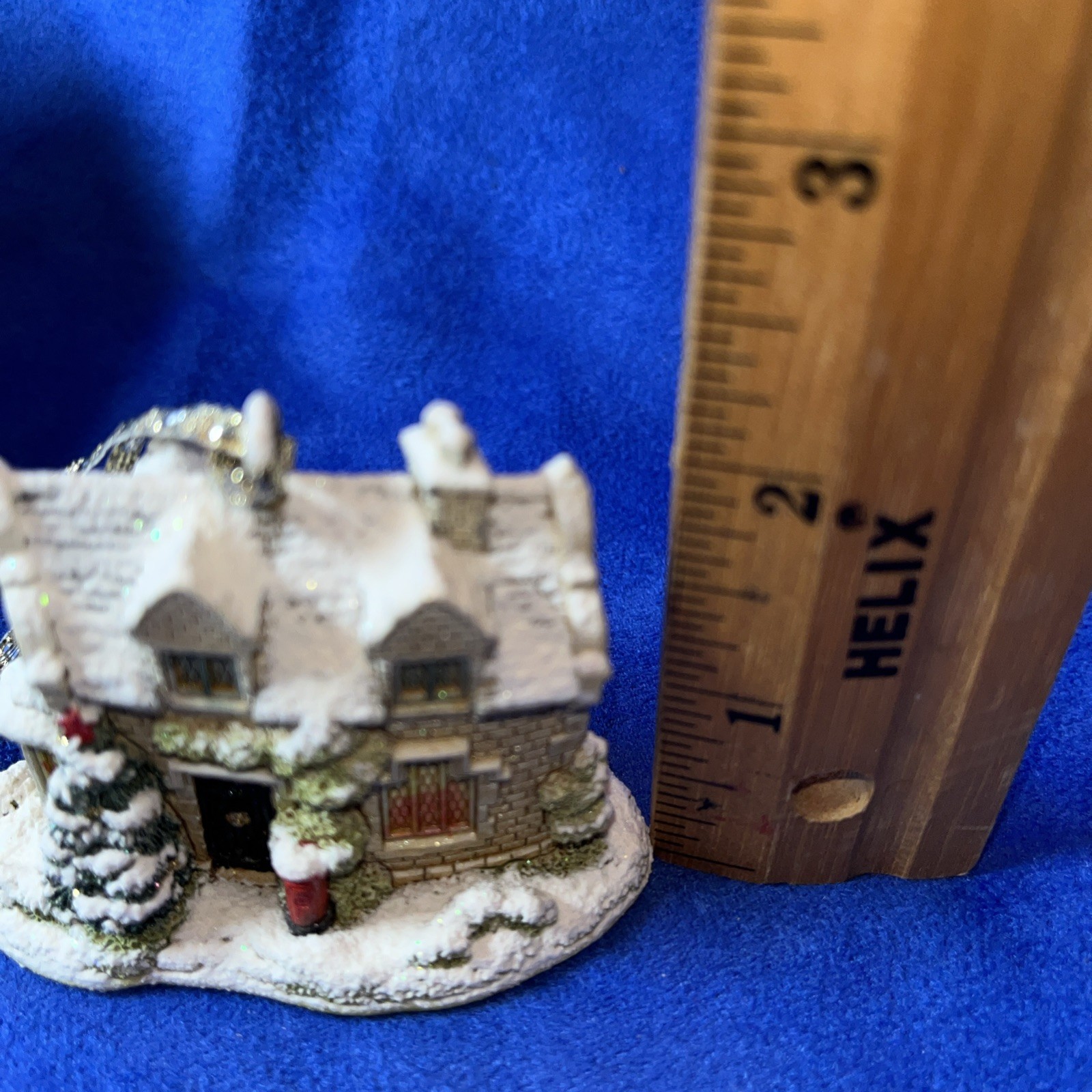 Lilliput Lane Ornament – Christmas Post – L2902 in original box with deed.