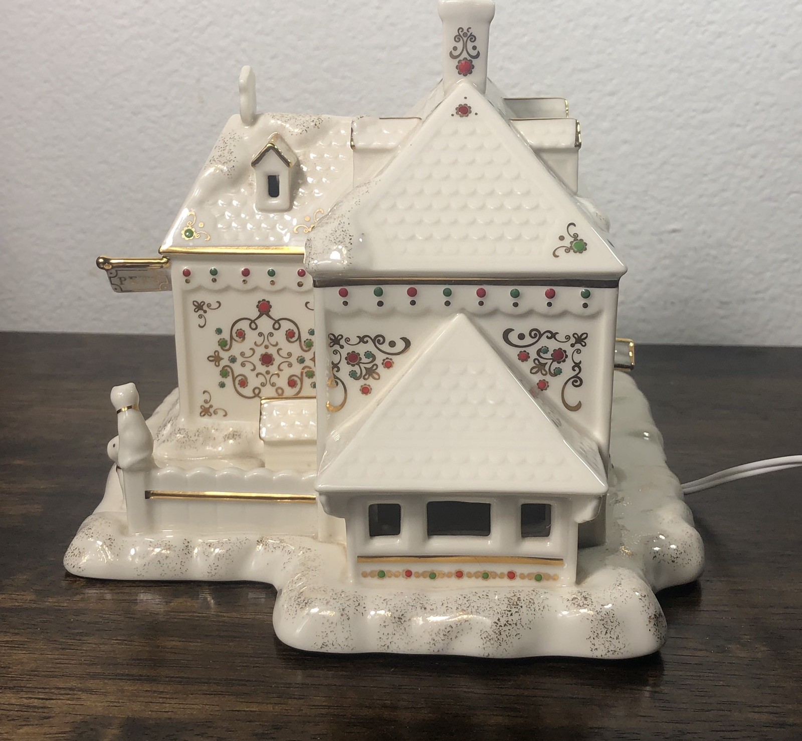 Lenox Mistletoe Park Pet Shoppe Village Treasures Collection Boxed 2008- Retired