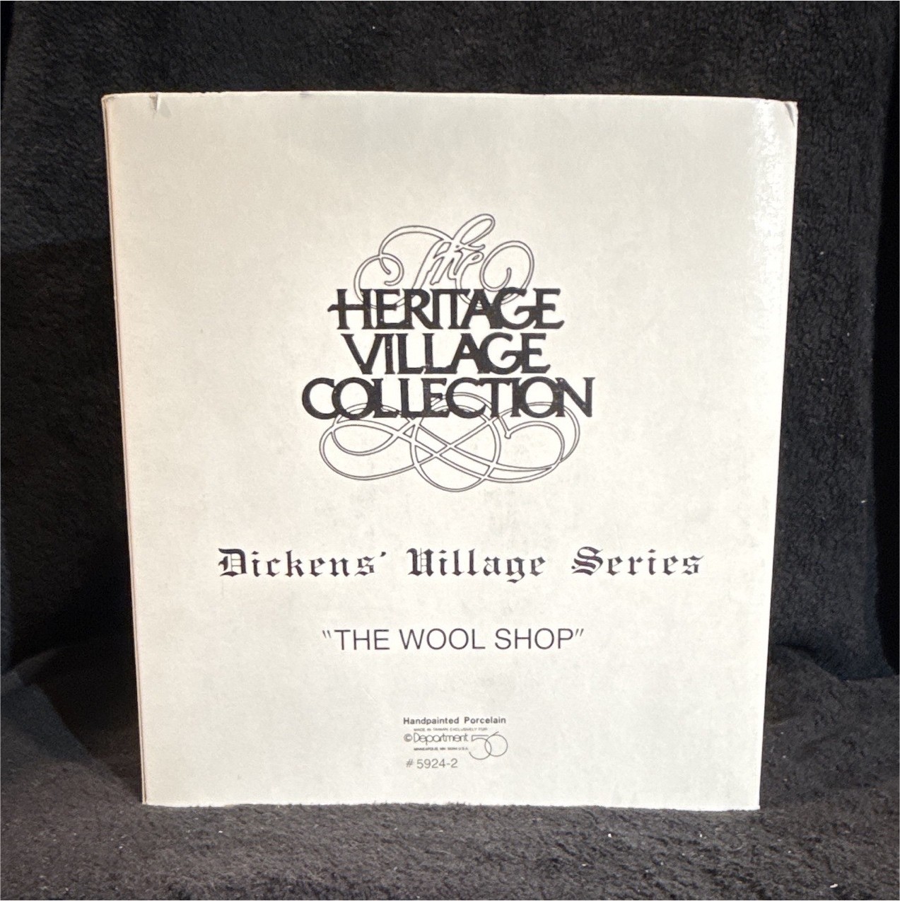 Department 56 Dickens Village Series The Wool Shop Porcelain House, 1988 Boxed
