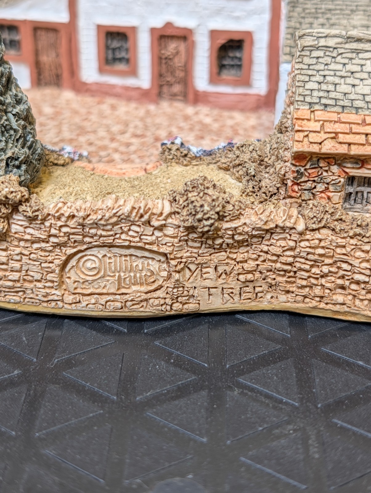 Lilliput Lane “Yew Tree Farm” Collectors Club Special Edition 1987/1988