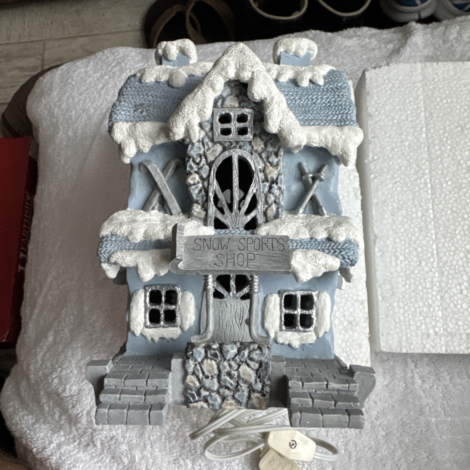 Encore Snow Buddies Snowville Snow Sports Shop Light Up Village Piece 1999