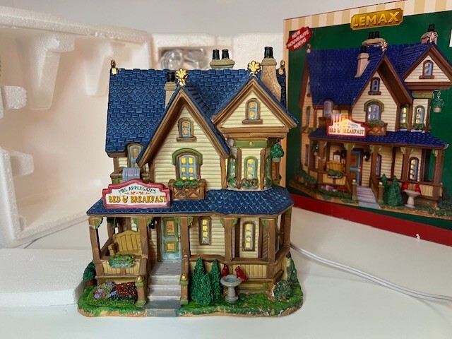 LEMAX Lighted House “Mrs Applegates Bed & Breakfast” NIB
