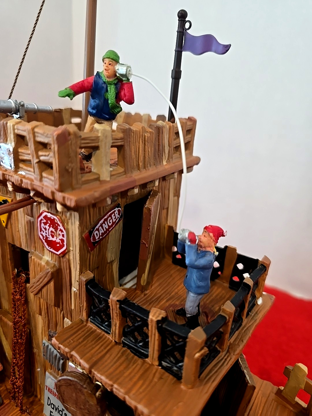 LEMAX DAVID’S FORT-LIGHTED HOLIDAY VILLAGE RETIRED MINT MINT COND. SEE PICS.