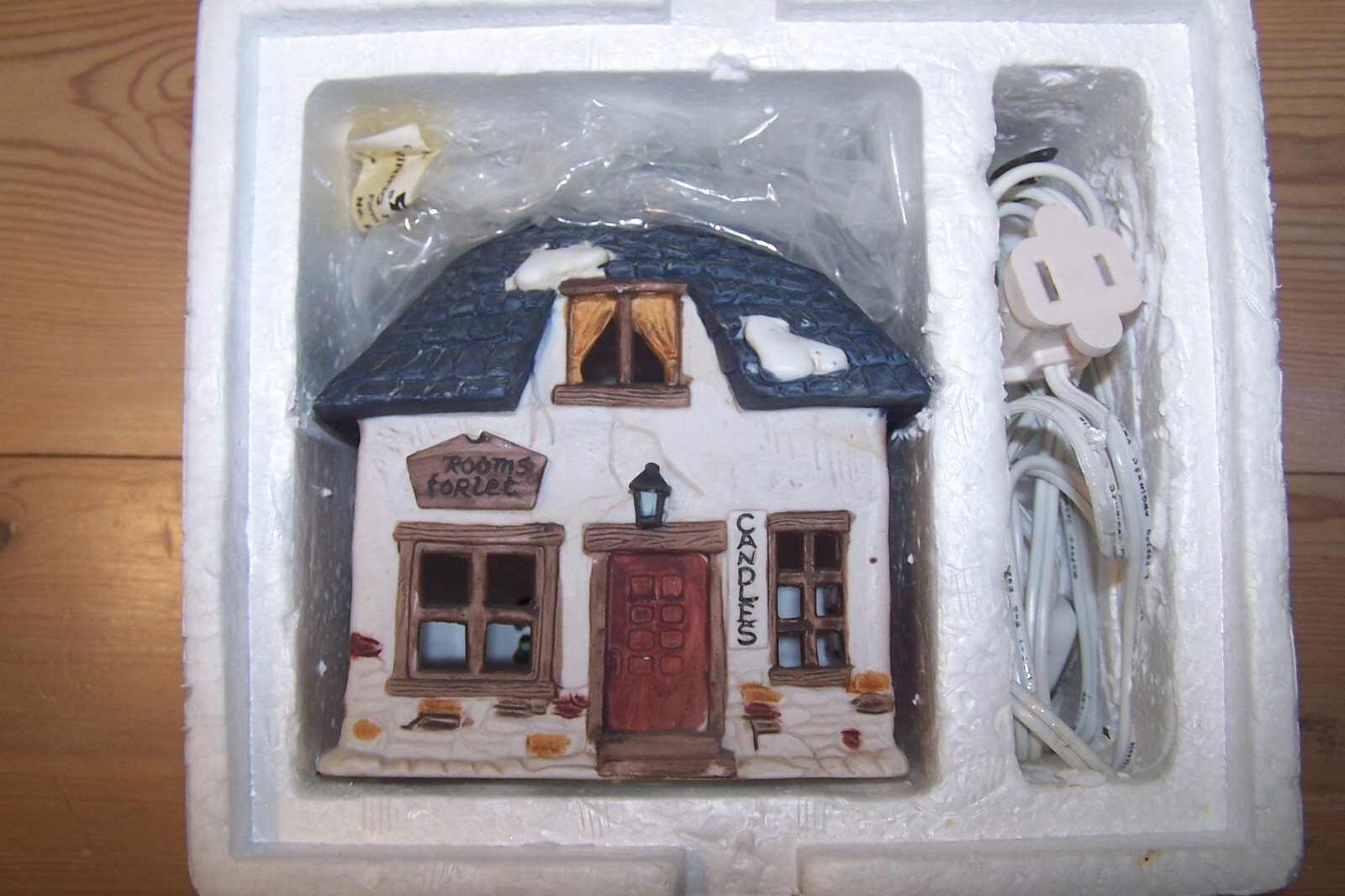 Dept. 56 Shops of Dickens Village Lighted Christmas Candle Shop 1984 W/LIGHT