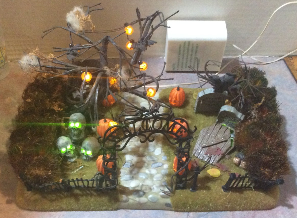 Dept 56 Halloween Haunted Front Yard Graveyard Tombstone Welcome Gate Lights