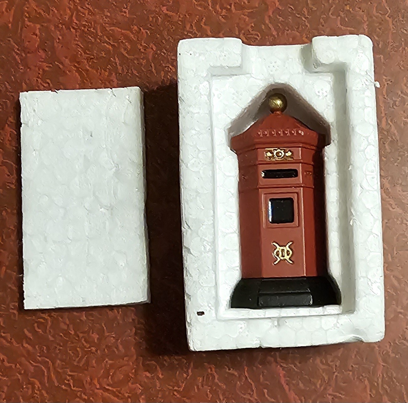 Dept 56 Village Accessories English Post Box Hand Painted Item #5805-0 New boxed