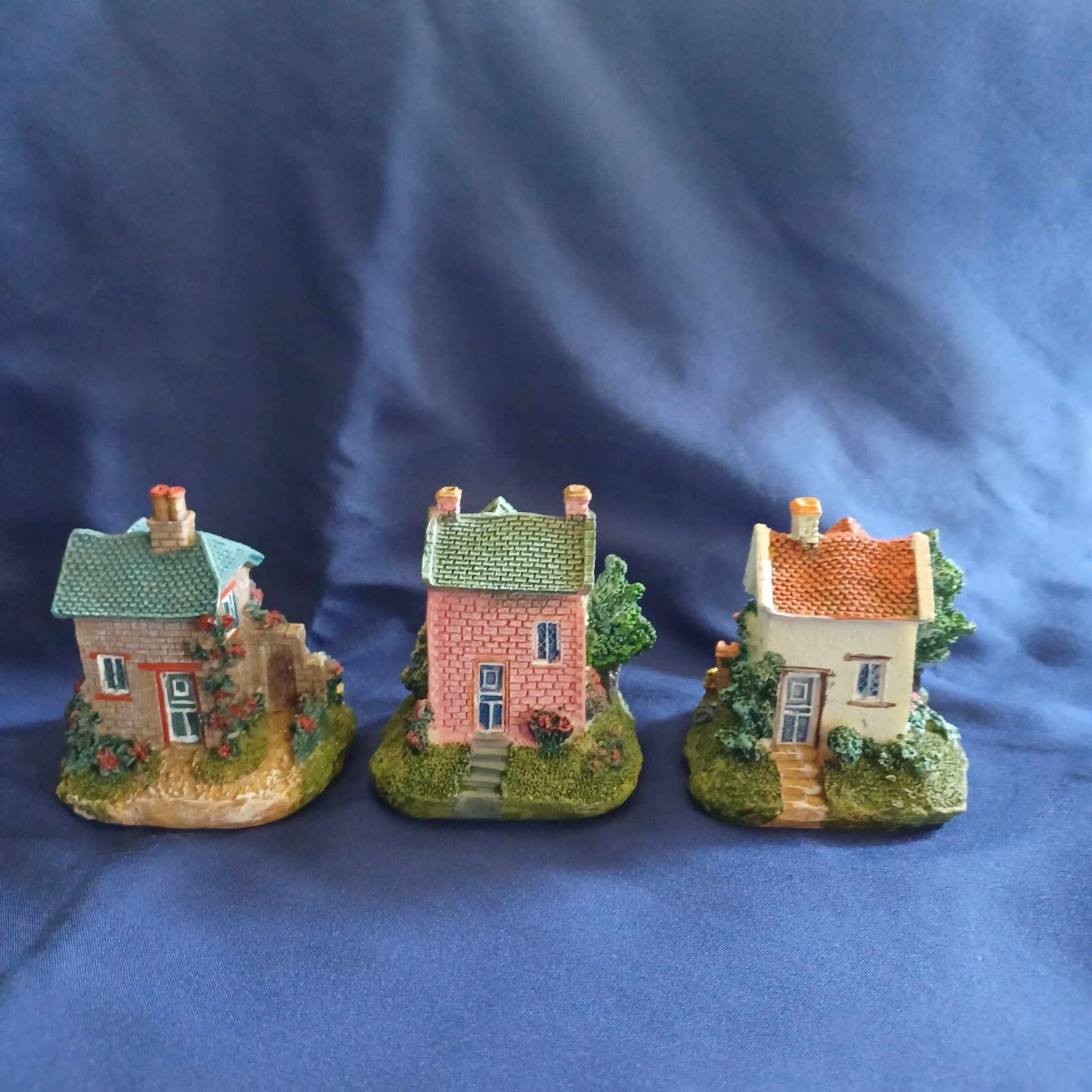 Miniature Cottages Houses (3) Resin Small Country Primitive Approx. 2.5″ Tall