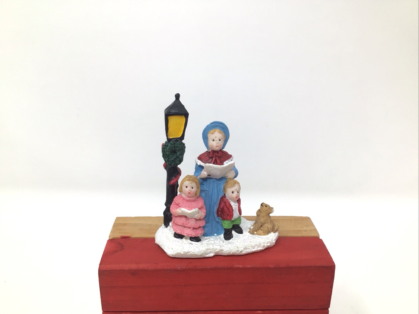 Christmas Village Figurine Carolers Dog Street Lamp Wreath Resin 3” Tall Vintage
