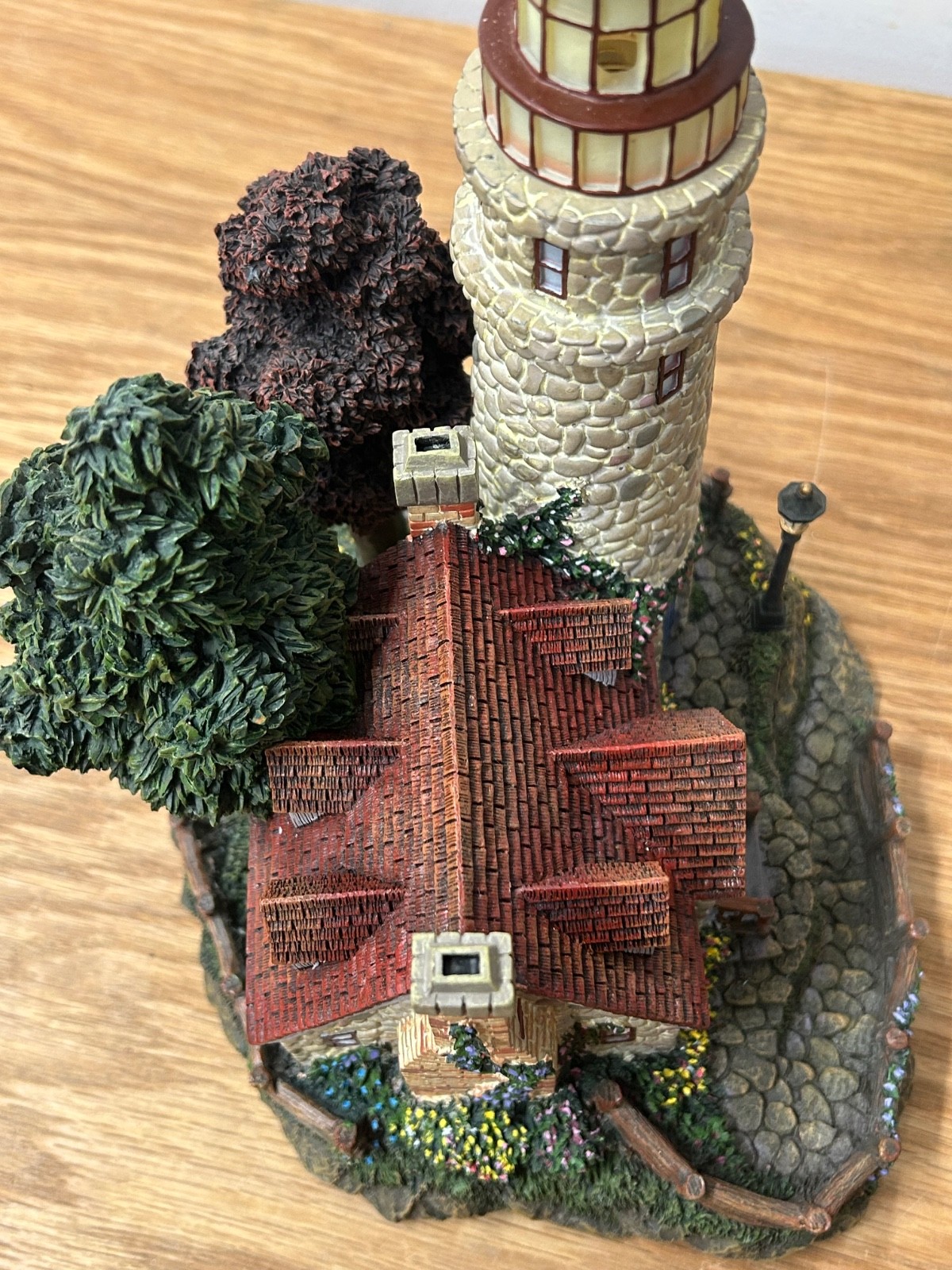 2000 Hawthorne Village Thomas Kinkade Seaside Guiding Point Lighthouse #79731