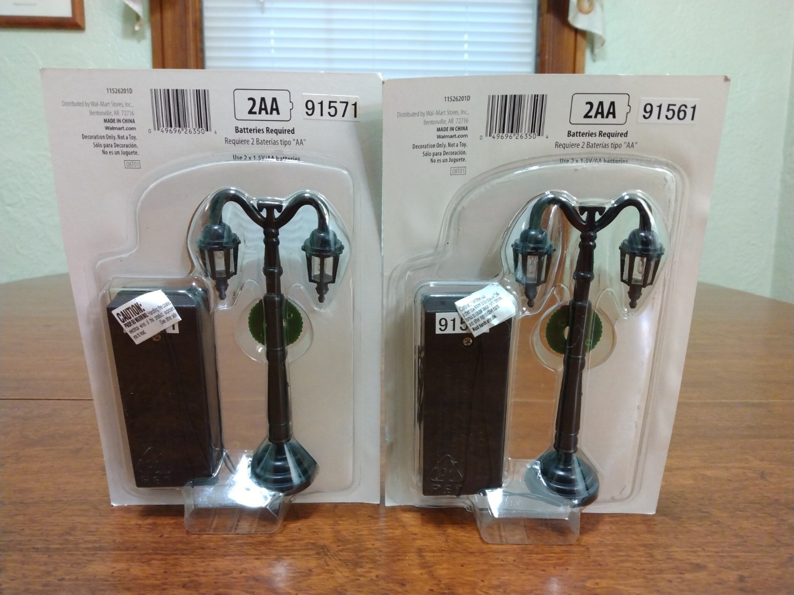 Holiday Time Lamp Posts (5″ TALL) New Lot of 2