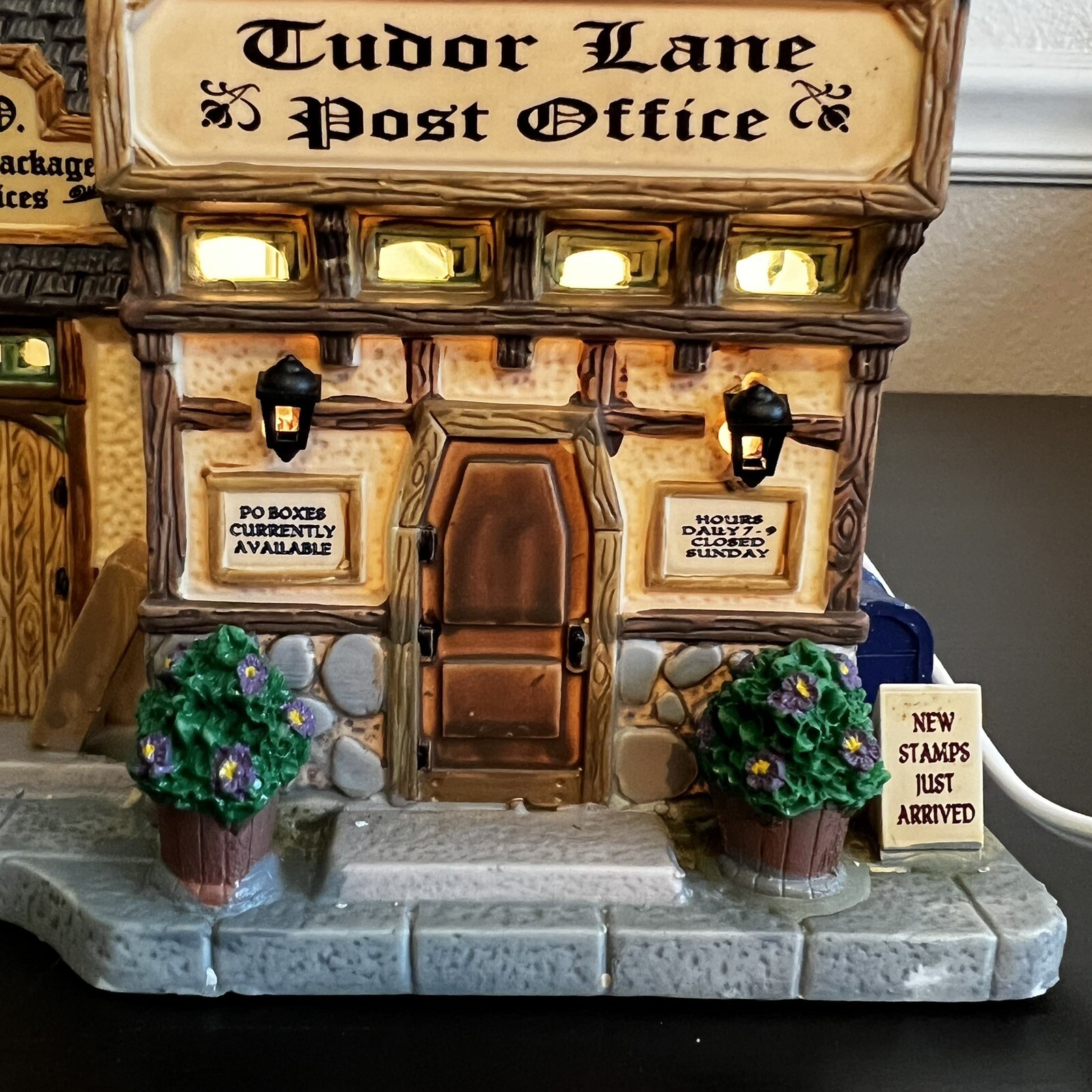Lemax Tudor Lane Post Office Lighted 2013 Ceramic Christmas Village Cottage