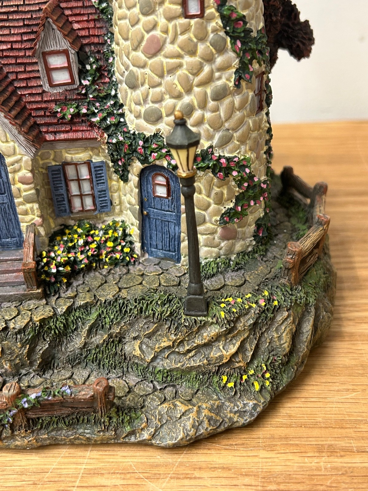 2000 Hawthorne Village Thomas Kinkade Seaside Guiding Point Lighthouse #79731