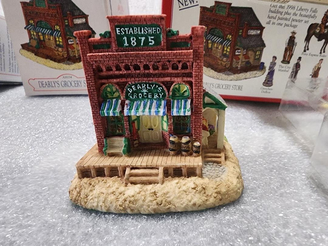 LIBERTY FALLS 1998 DEARLYS GROCERY STORE W/PEWTER FIGURES AH154