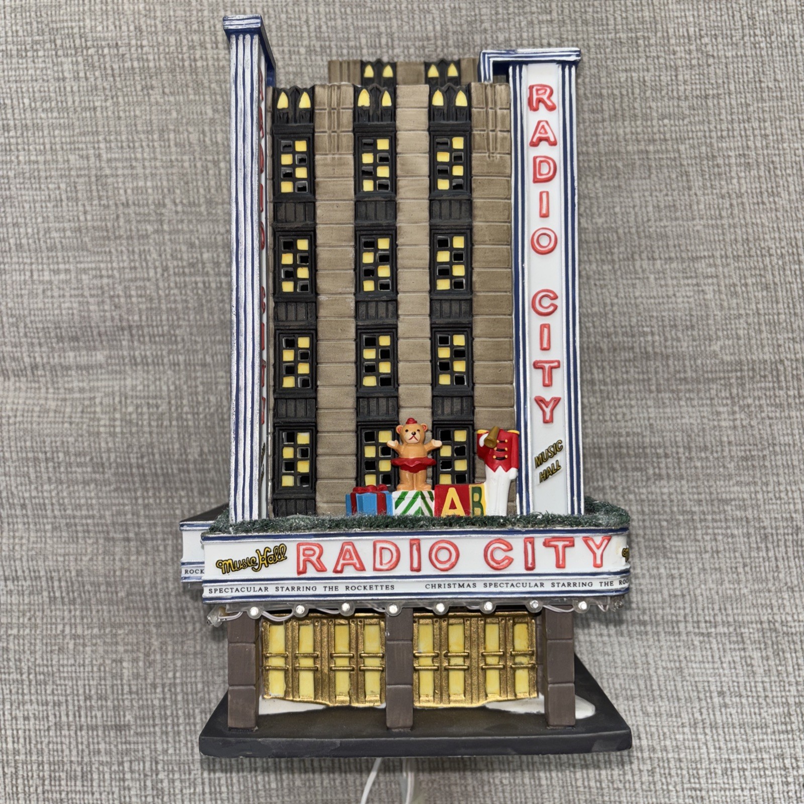 Department 56 Christmas in the City Radio City Music Hall. Working!! No Box