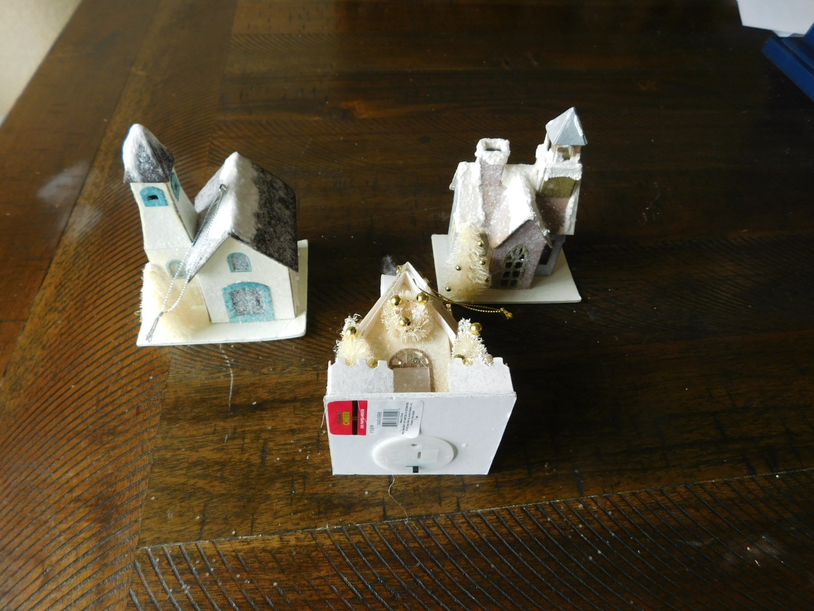 3 CARDBOARD VILLAGE HOUSES ARE DECORATED WITH GLITTER & LIGHT UP + 3 ORNAMENTS