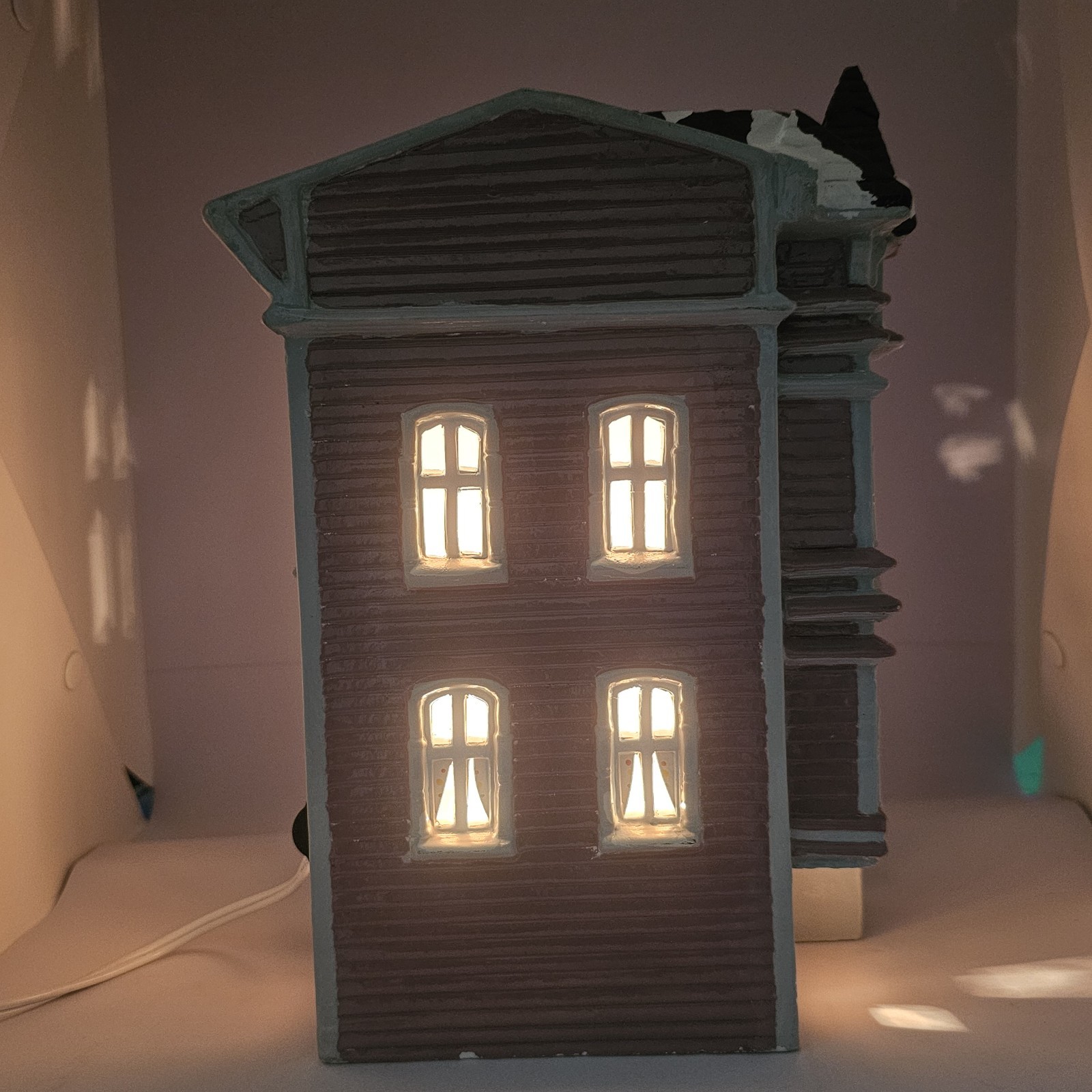 Yuletide Snow Hamlet Lighted Village House “Victorian House”- 1986 No Box