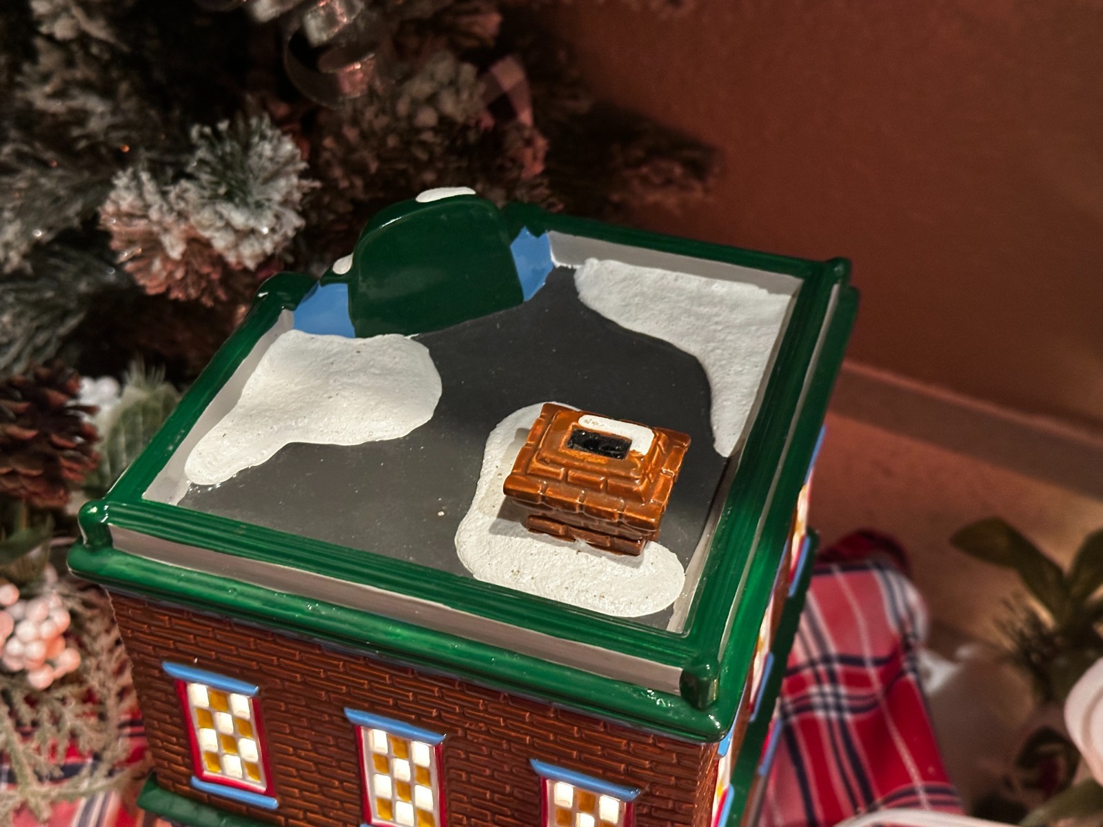 Dept 56 Kringle’s toy Shop & Nikki’s Cocoa Shop Snow Village Series Lot of 2