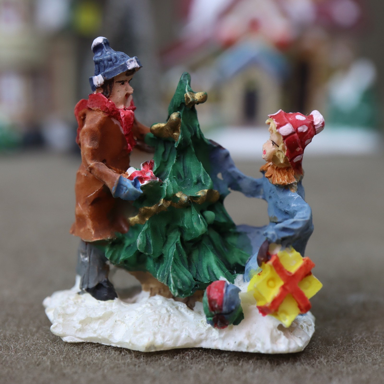 Winter Valley Village 3 Houses 6 Figures trees lamps bulbs original box works